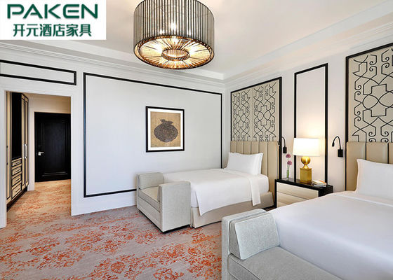 La característica étnica de la geometría imperial real del hotel adorna los muebles tapizados netos