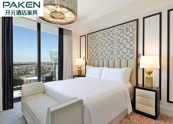 La característica étnica de la geometría imperial real del hotel adorna los muebles tapizados netos